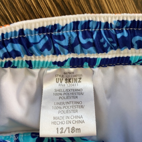 Rash guard and swim trunks - Picture 5 of 8